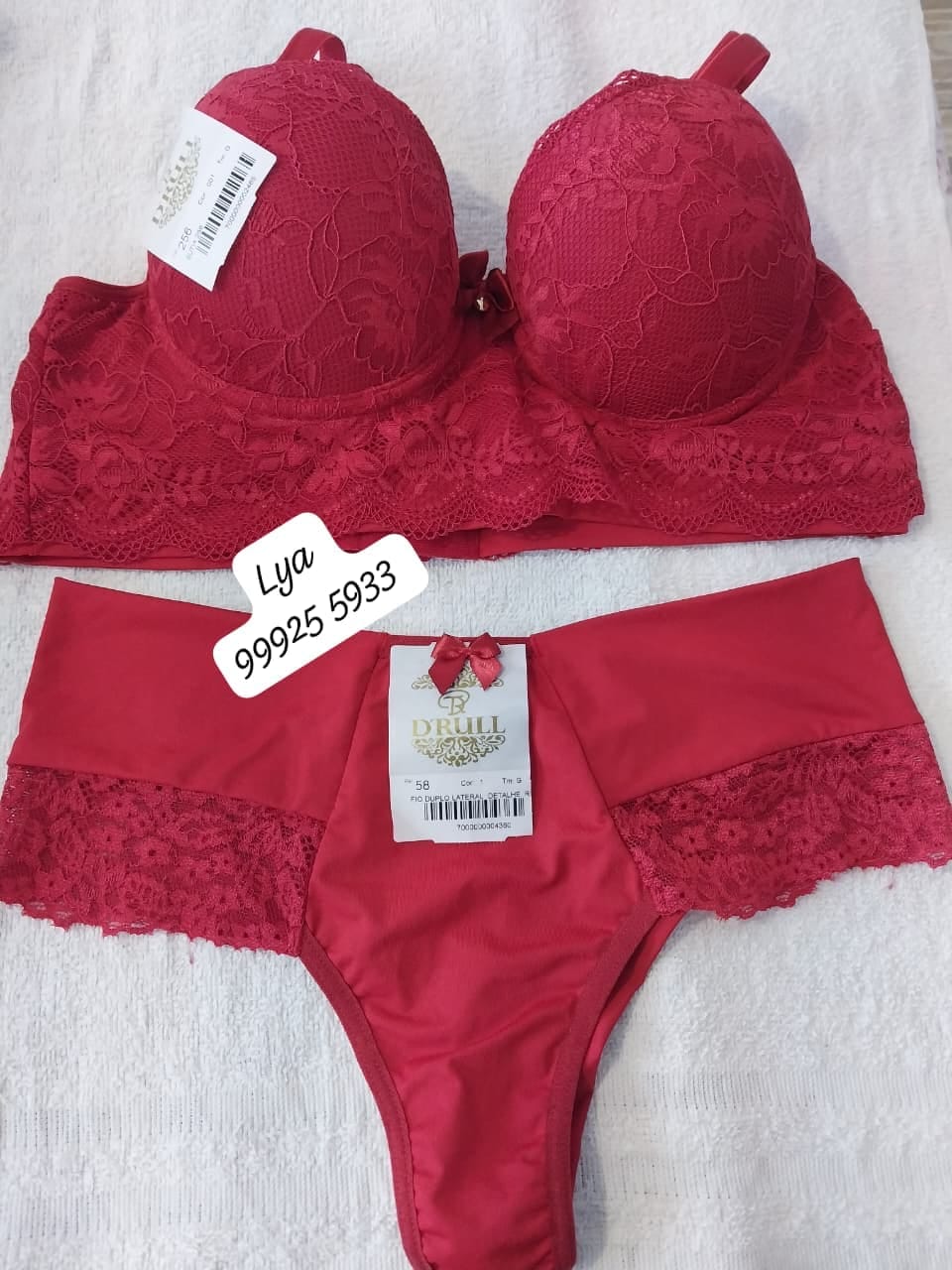 Conjunto de lingerie vermelha em renda