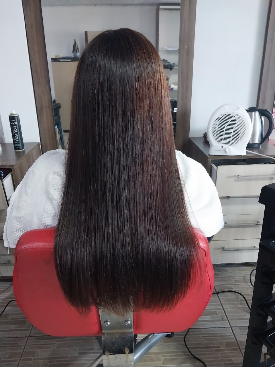 Cabelo longo e liso em tom escuro